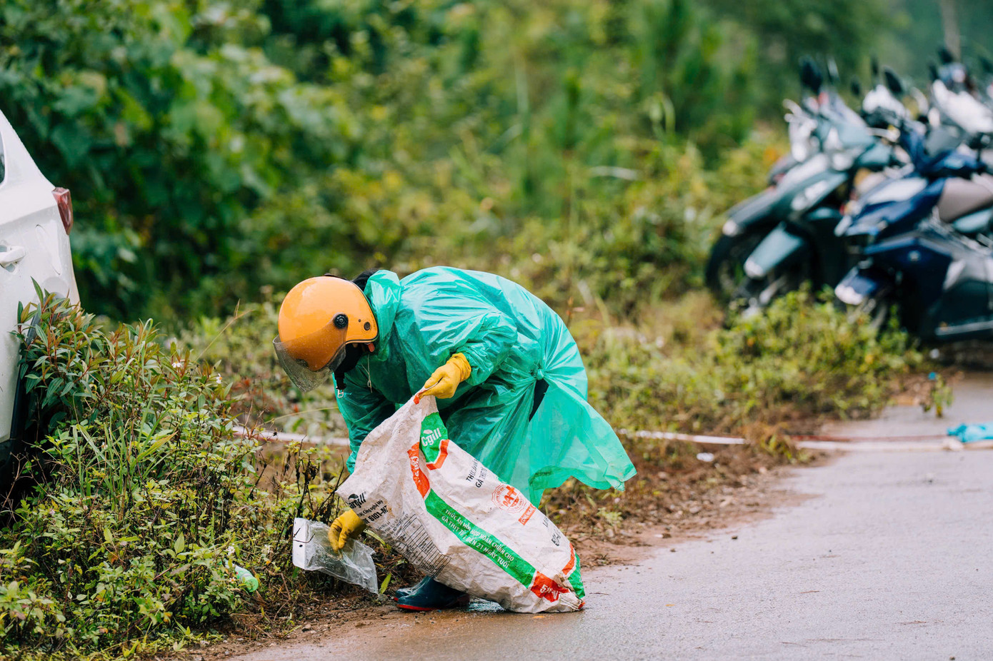 Mặc dù lượng khách tăng đột biến, nhưng thị trấn Măng Đen vẫn giữ được sự sạch sẽ, thiên nhiên vốn có nhờ những "anh hùng thầm lặng".