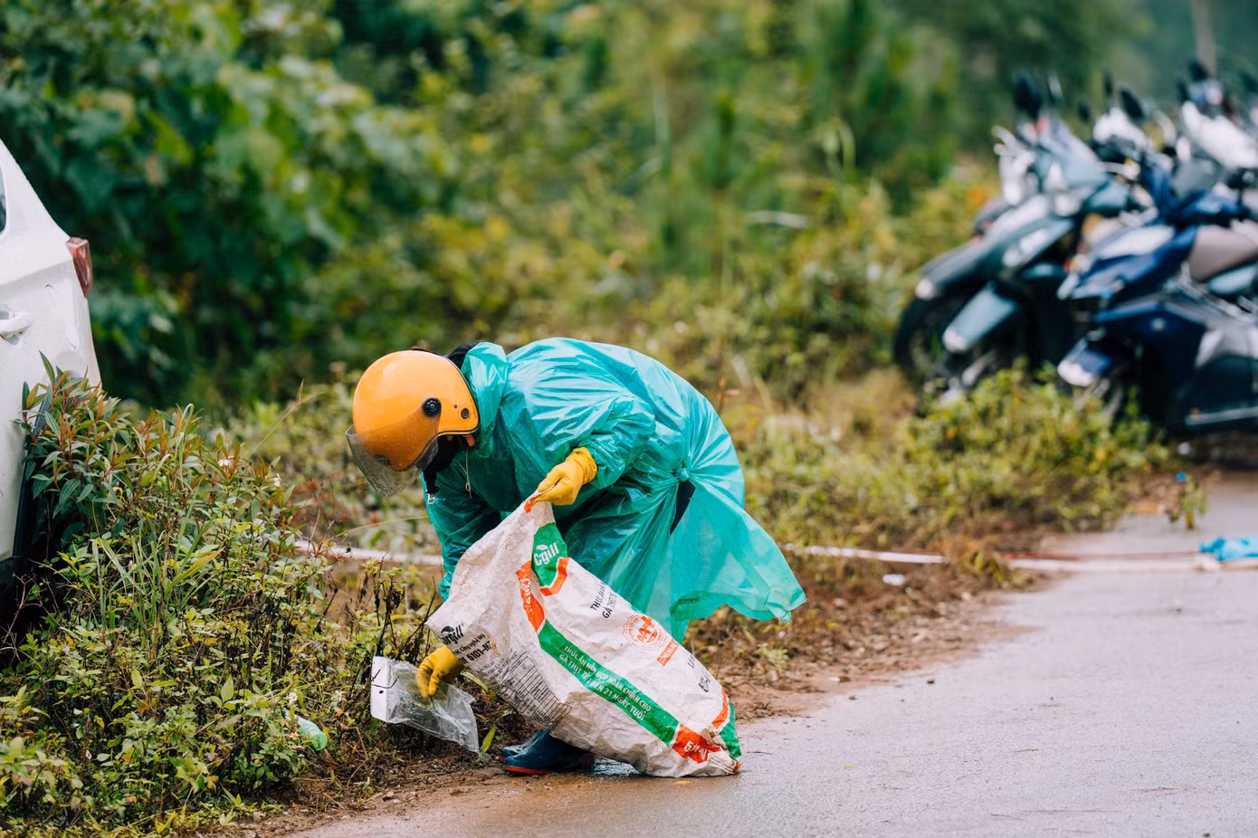 Mặc dù lượng khách tăng đột biến, nhưng thị trấn Măng Đen vẫn giữ được sự sạch sẽ, thiên nhiên vốn có nhờ những "anh hùng thầm lặng".