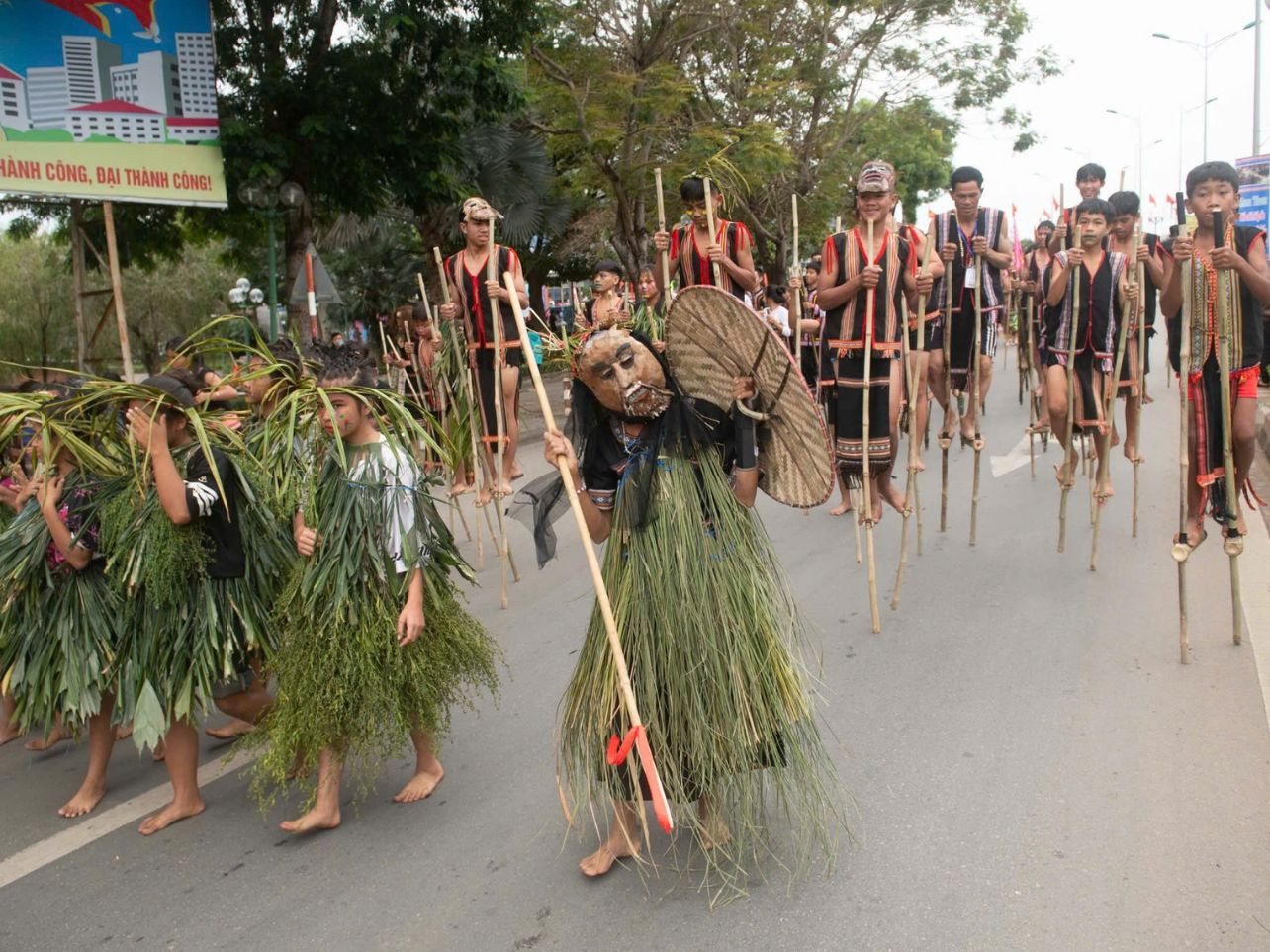 Một số trang phục lễ hội độc đáo từ lá cây.