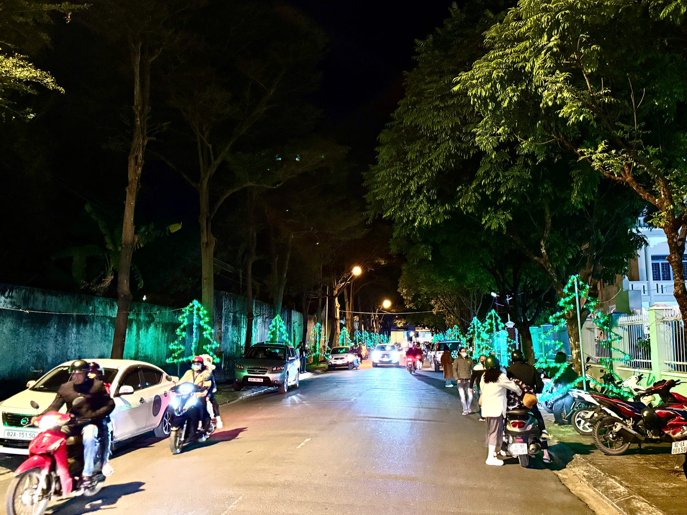 Nhiều tuyến đường tại TP. Kon Tum được trang trí bắt mắt, rực ánh đèn.