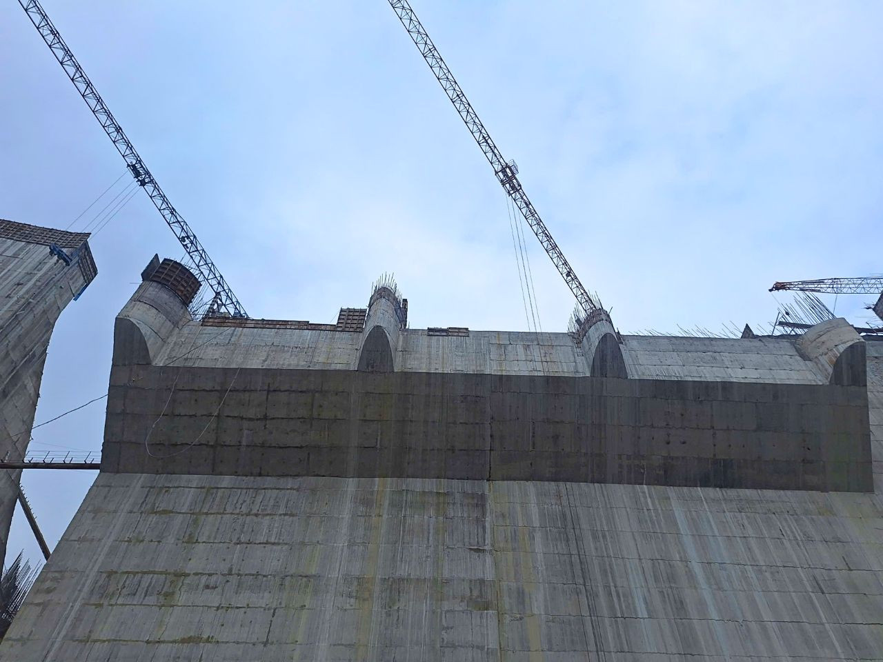 Một công nhân ở phía dưới bị đá văng vào người gây tử vong.