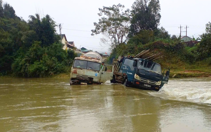 Tài xế và phụ xe đã được cứu sống sau khi xe bị cuốn trôi khi di chuyển qua ngầm tràn