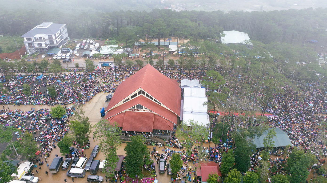 Mặc dù thời tiết khá lạnh kèm theo mưa phùn, nhưng ban tổ chức ghi nhận số lượng người hành hương dịp năm nay tăng mạnh hơn các năm trước.