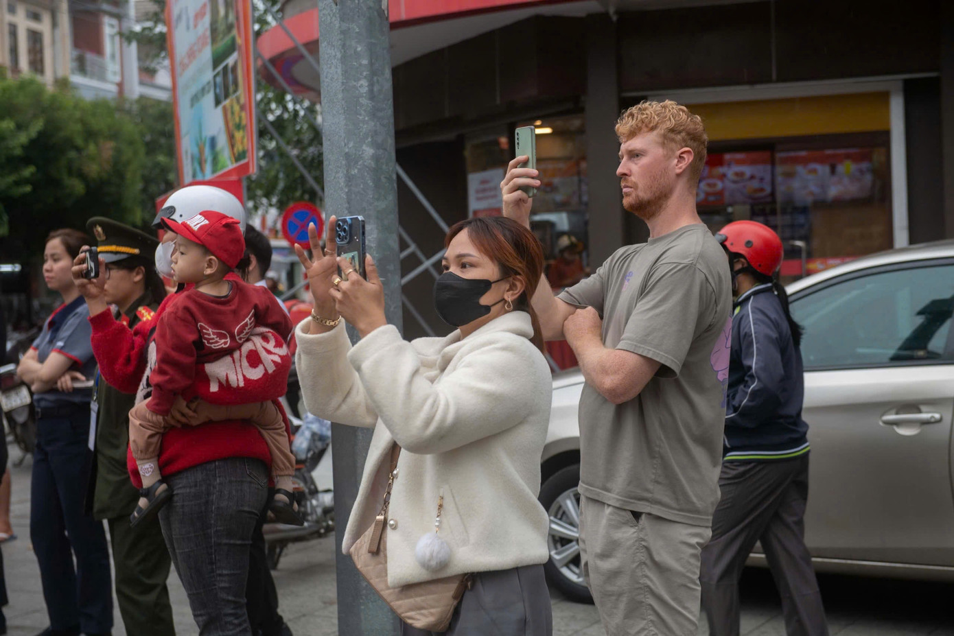 Du khách trong và ngoài nước tỏ ra thích thú khi chứng kiến lễ diễu hành của đồng bào dân tộc thiểu số tại tỉnh Kon Tum.