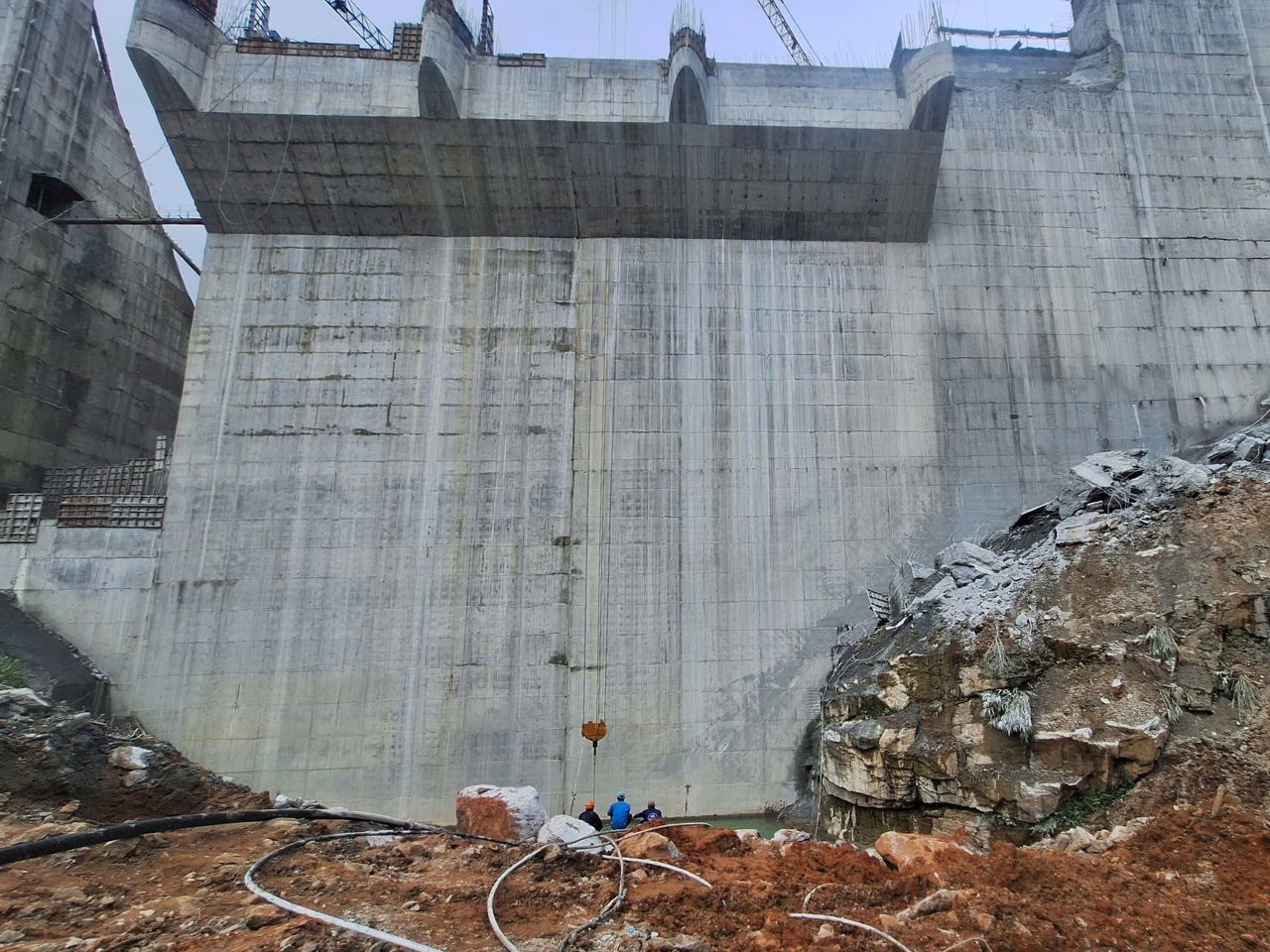 Công tác tìm kiếm, cứu hộ 2 nạn nhân bị rơi xuống hố nước sâu đang diễn ra gấp rút tại công trình Thủy điện Đăk Mi 1.