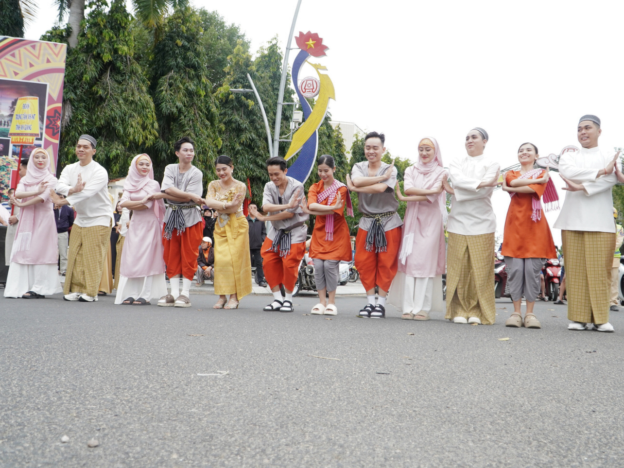 Đoàn nghệ nhân người Khơ Me đến từ tỉnh An Giang góp phần tạo nên sắc màu đa dạng cho lễ hội năm nay.