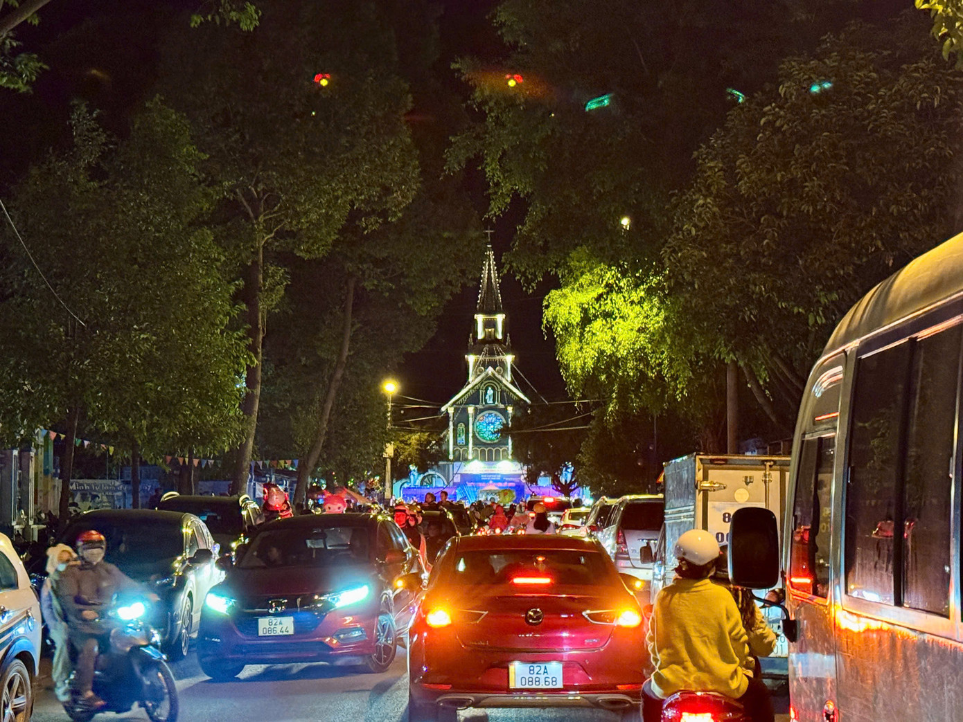 Mọi con đường dẫn đến nhà thờ gỗ Kon Tum đều trong tình trạng kẹt cứng.