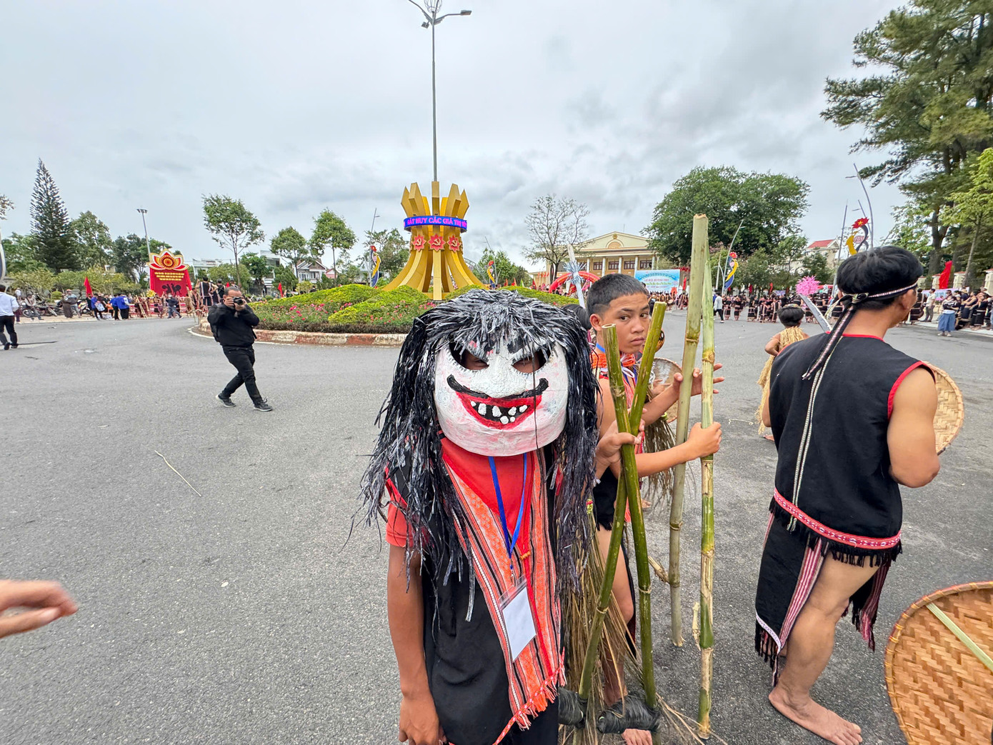Những chiếc mặt nạ với hình thù độc đáo, dí dỏm.