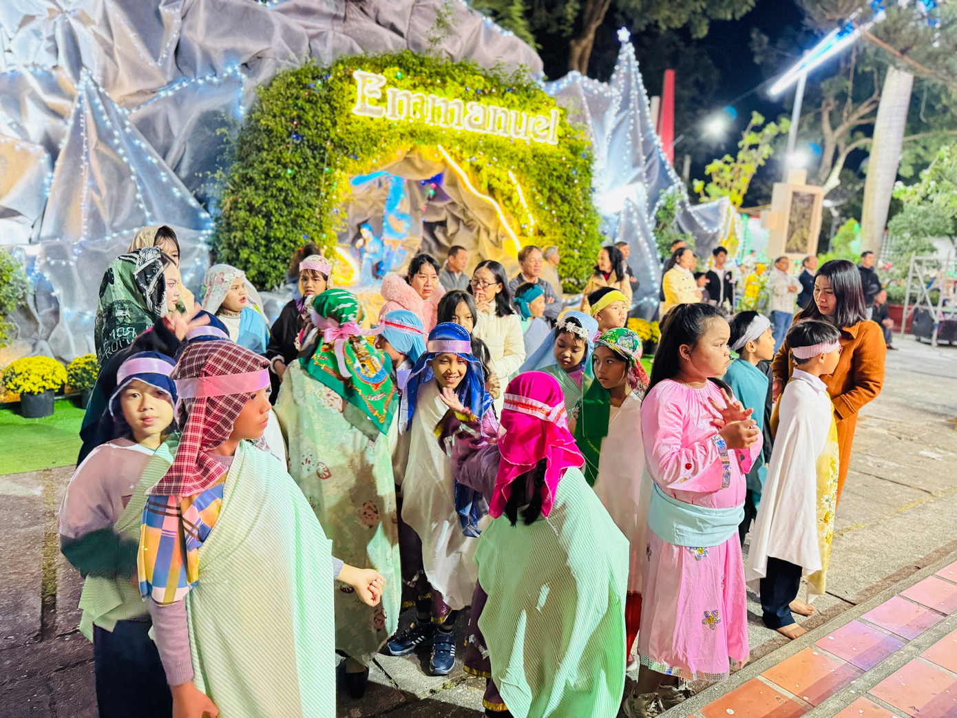 Đội biểu diễn nhí với trang phục độc đáo đang chờ đợi đến tiết mục.