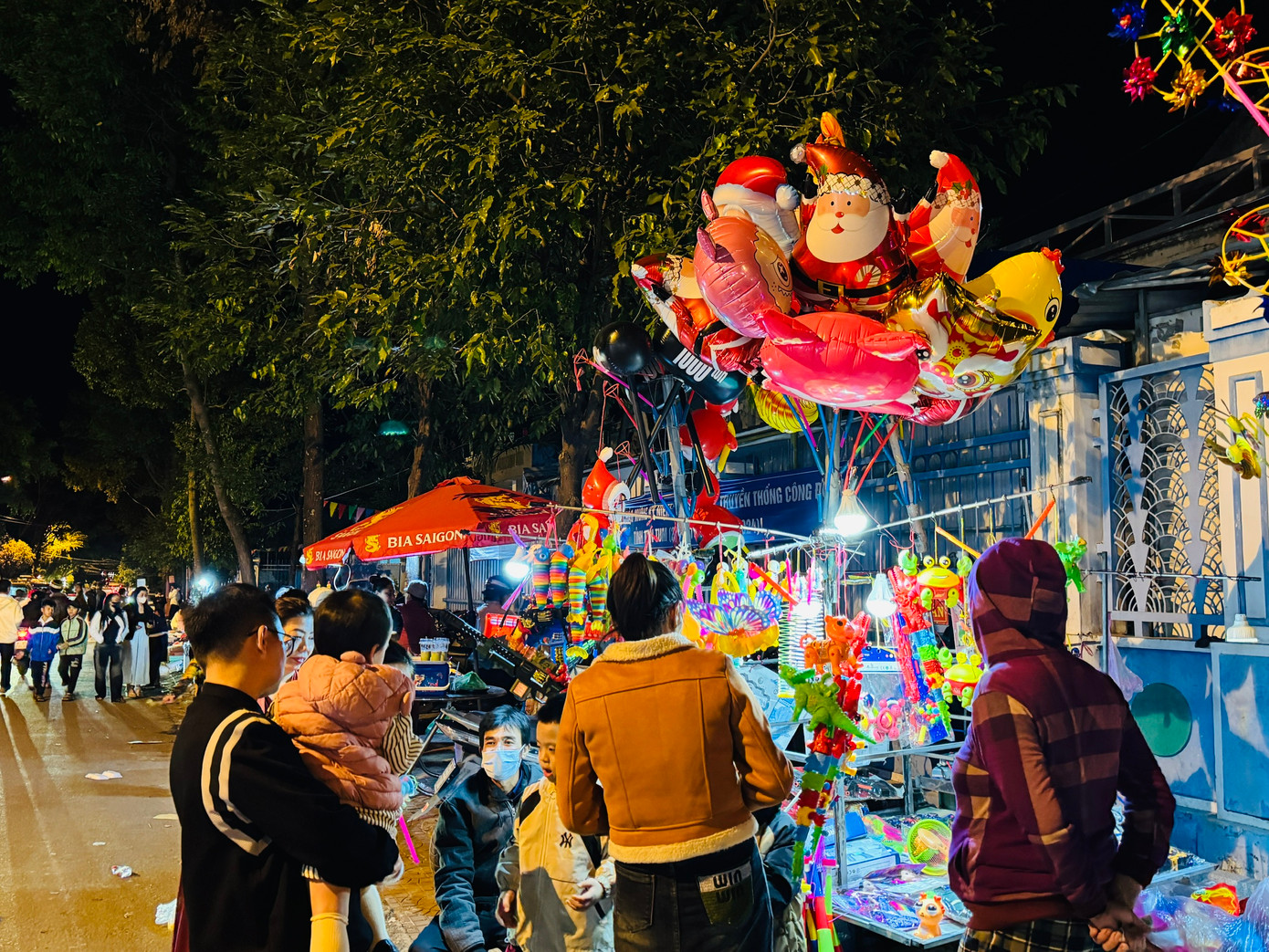 Nhiều hàng quán xung quanh các nhà thờ lớn.