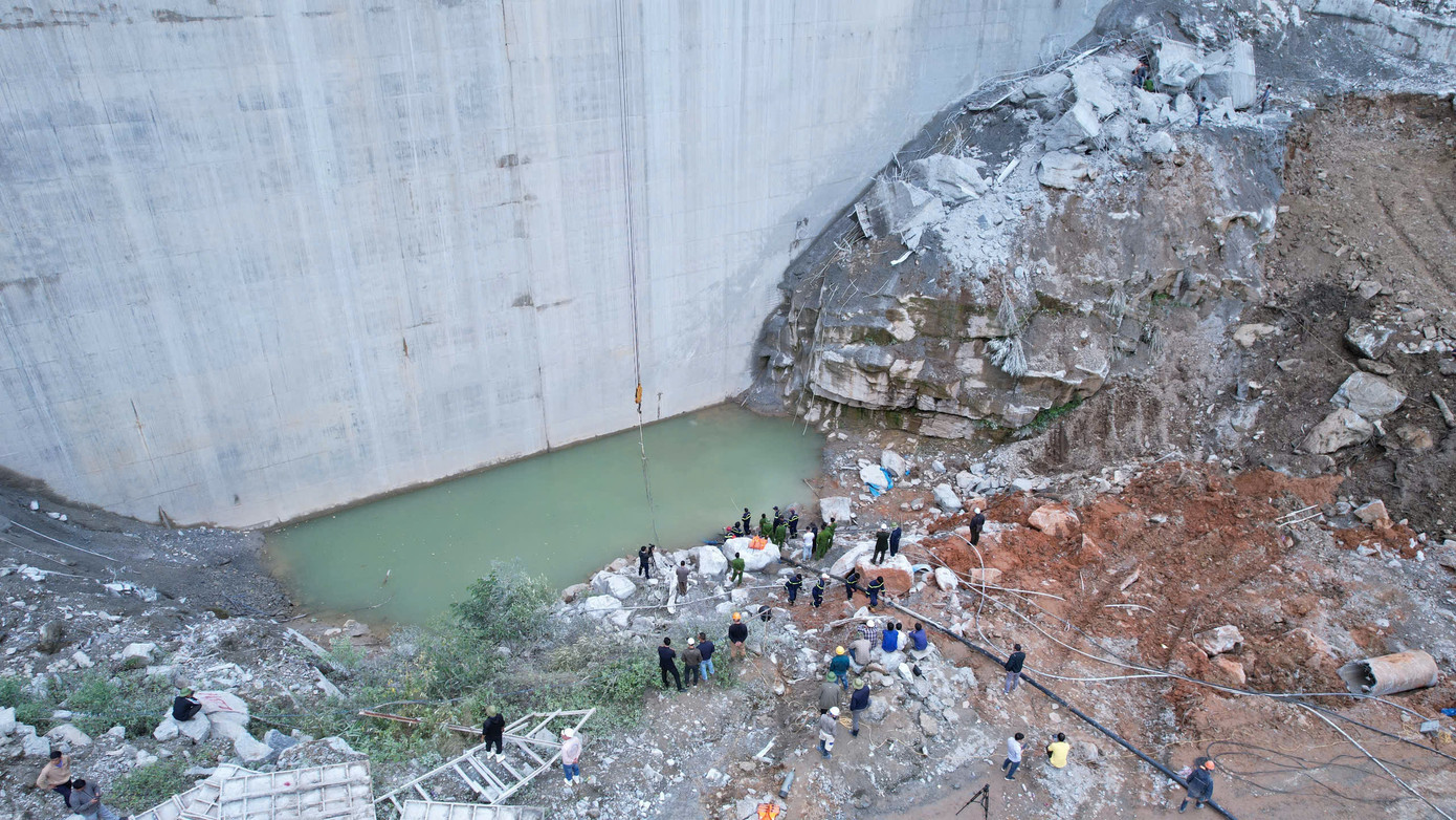 Do mạch nước ngầm lớn, lực lượng cứu hộ đã mất nhiều giờ hút nước để tìm kiếm các nạn nhân