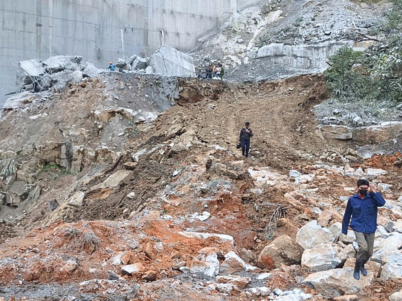 Hàng trăm tấn đất đá dưới chân công trình Thủy điện Đăk Mi 1 khiến công tác cứu hộ trở nên khó khăn.