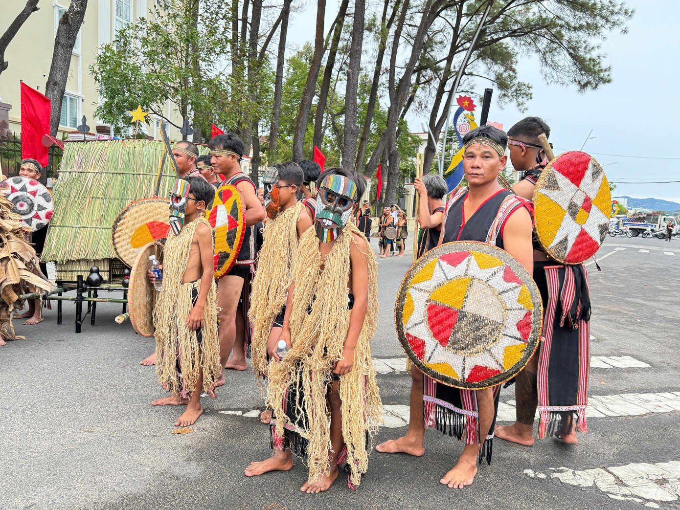Những chiếc mặt nạ với hình thù độc đáo, dí dỏm.