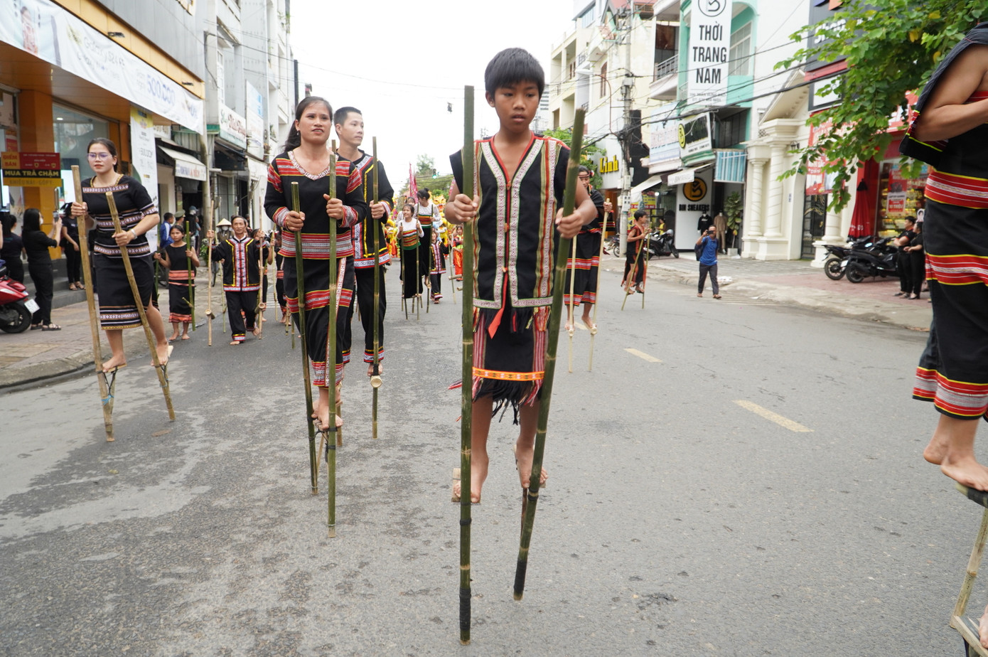 Nhiều nghệ nhân nhí không giấu được sự hồi hộp khi tham gia vào một sự kiện lớn.