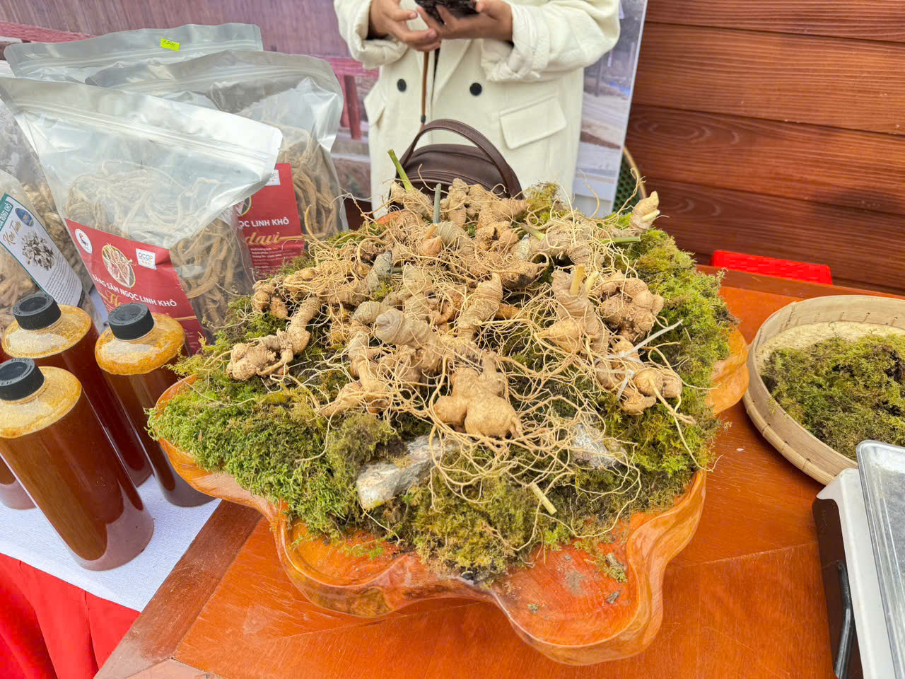 Sâm giả tràn lan, giá thành thấp đã gây thiệt hại hình ảnh, uy tín của sâm Ngọc Linh. Sâm giả tràn lan, giá thành thấp đã gây thiệt hại hình ảnh, uy tín của sâm Ngọc Linh.