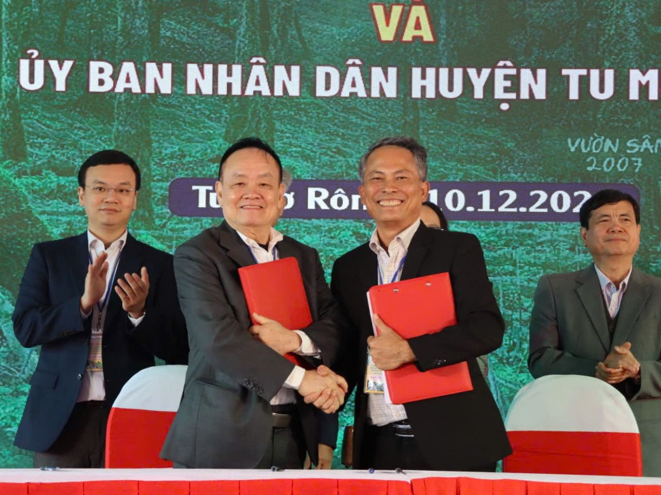 Ký kết hợp tác và hỗ trợ thành lập Viện nghiên cứu Sâm Ngọc Linh – Sâm Việt Nam tại TPHCM. Ký kết hợp tác và hỗ trợ thành lập Viện nghiên cứu Sâm Ngọc Linh – Sâm Việt Nam tại TPHCM.