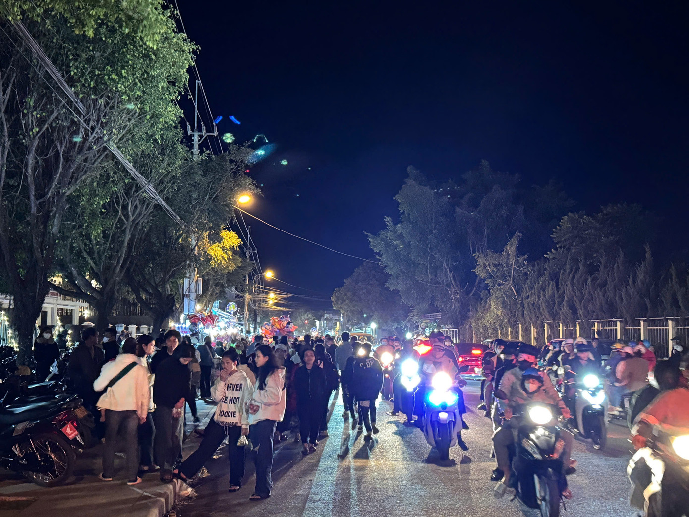 Mọi con đường dẫn đến nhà thờ gỗ Kon Tum đều trong tình trạng kẹt cứng.