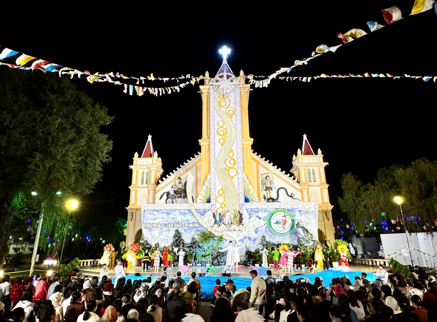 Không chỉ có nhà thờ gỗ, nhà thờ Tân Hương (TP. Kon Tum) cũng vô cùng nổi bật với nét trang trí cổ điển, độc đáo.