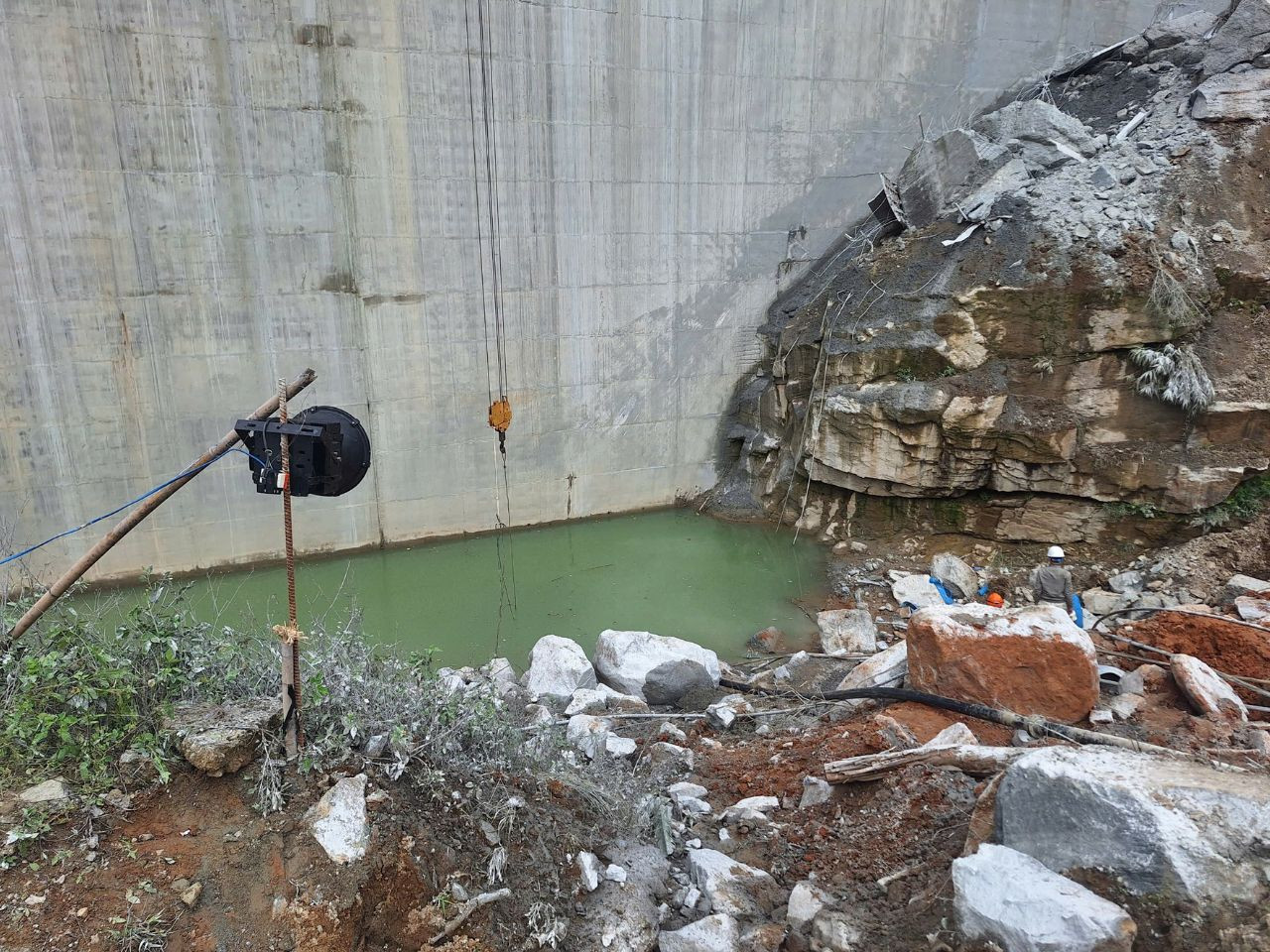 Đường ống hút nước vẫn đang hoạt động hết công suất.