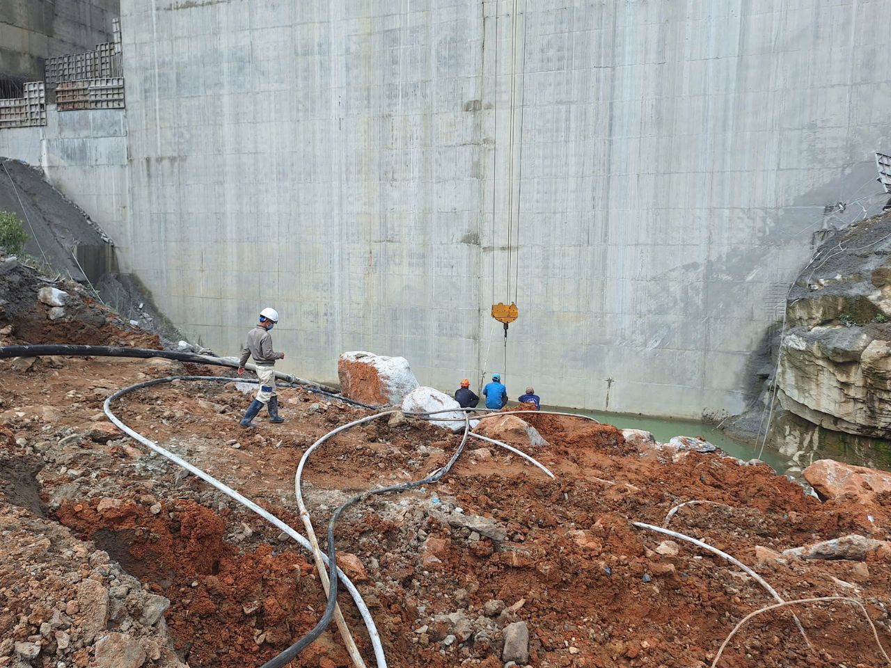 Hàng trăm tấn đất đá dưới chân công trình Thủy điện Đăk Mi 1 khiến công tác cứu hộ trở nên khó khăn.