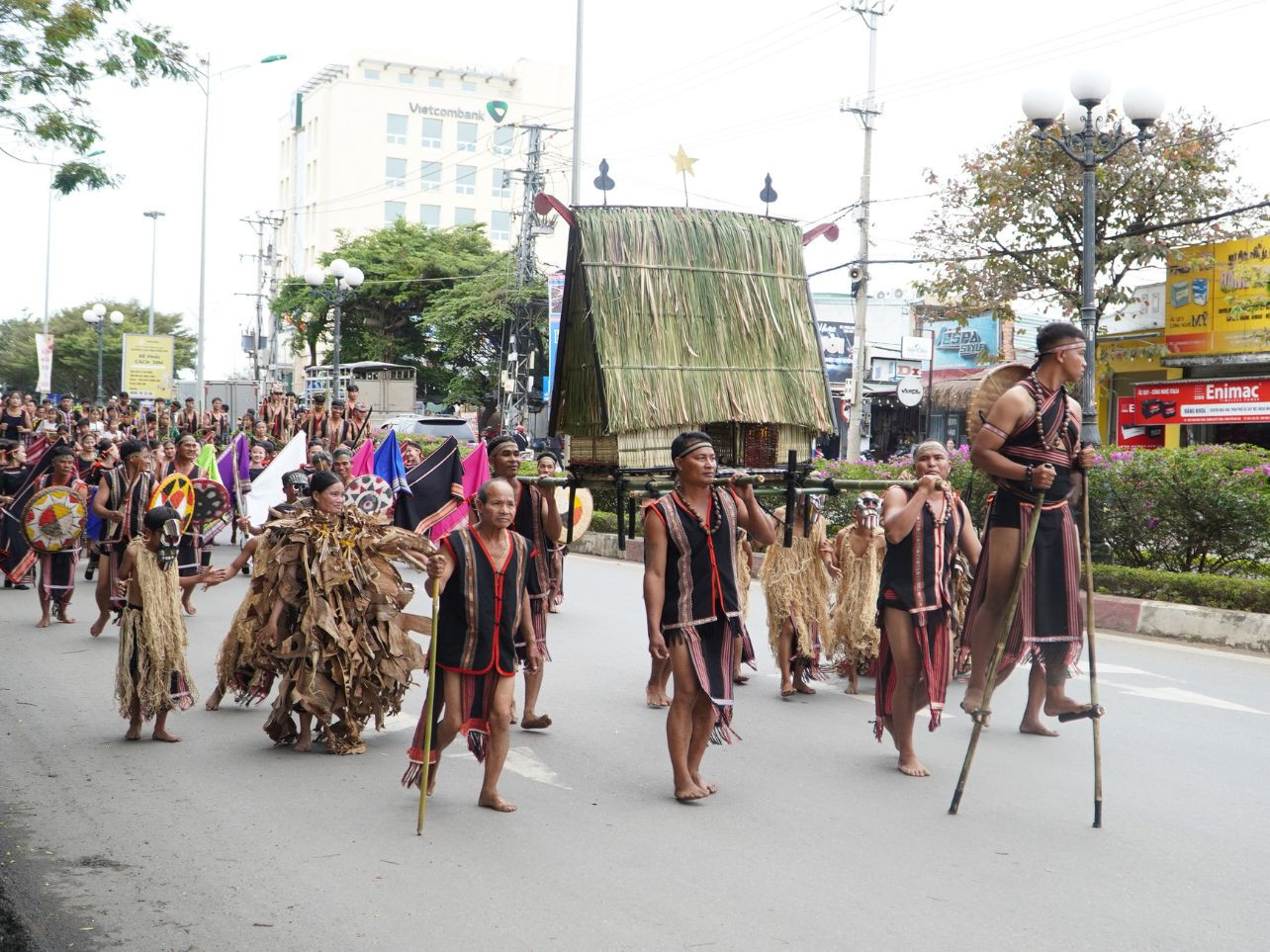 Mỗi dân tộc mang đến một gam màu độc đáo cho lễ hội.