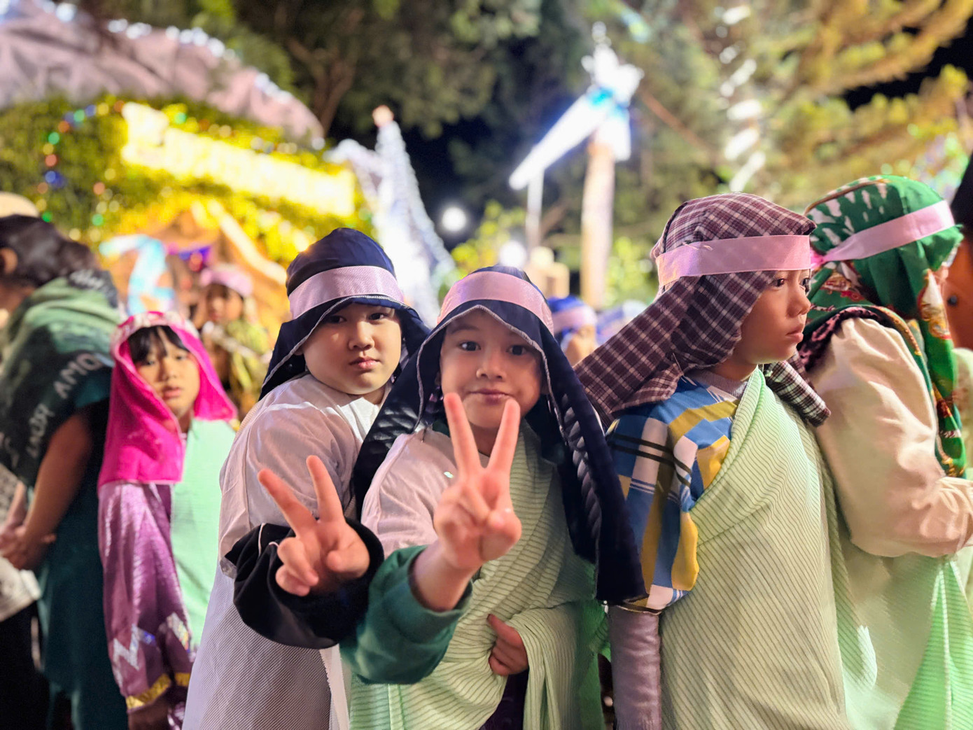 Đội biểu diễn nhí với trang phục độc đáo đang chờ đợi đến tiết mục.