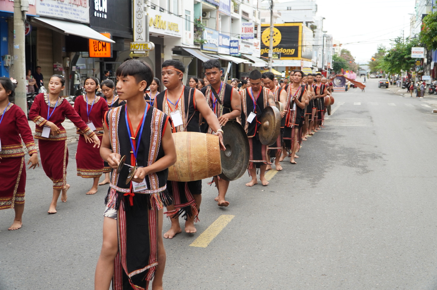Hơn 1.000 nghệ nhân, nghệ sĩ, học sinh và đoàn nghệ nhân tỉnh An Giang trong trang phục truyền thống đã tham gia diễu hành qua các tuyến phố chính tại TP. Kon Tum.