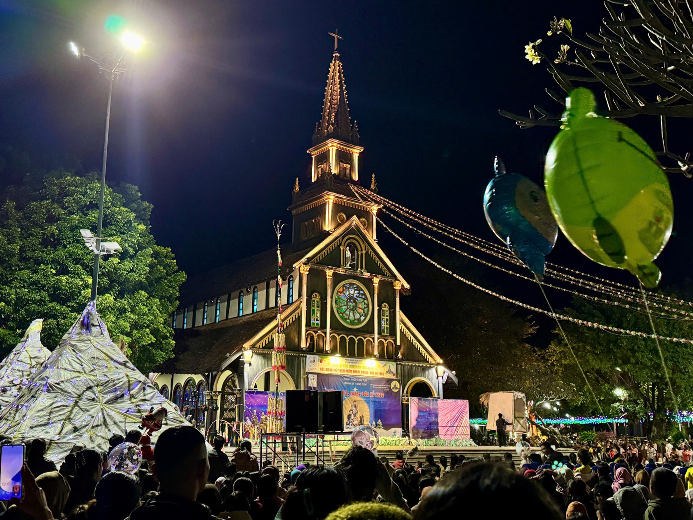 Nhà thờ gỗ Kon Tum (TP.Kon Tum) là địa điểm quen thuộc của người dân và du khách vào dịp Giáng sinh.