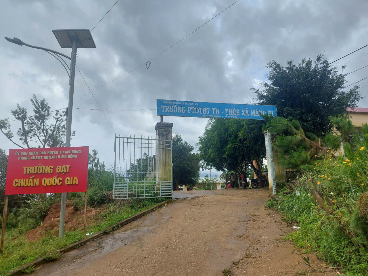 Trụ sở Trường Phổ thông dân tộc bán trú TH-THCS Măng Ri