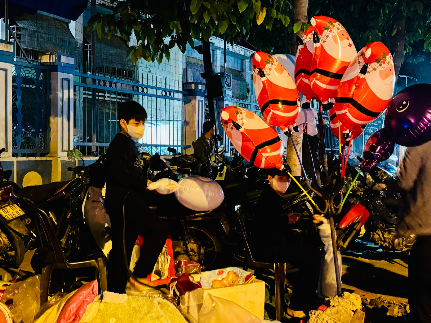 Nhiều hàng quán xung quanh các nhà thờ lớn.