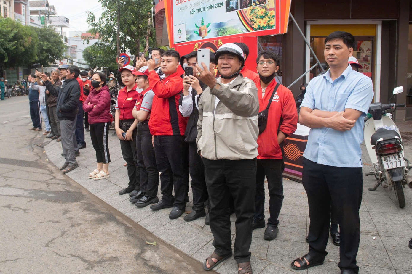 Du khách trong và ngoài nước tỏ ra thích thú khi chứng kiến lễ diễu hành của đồng bào dân tộc thiểu số tại tỉnh Kon Tum.