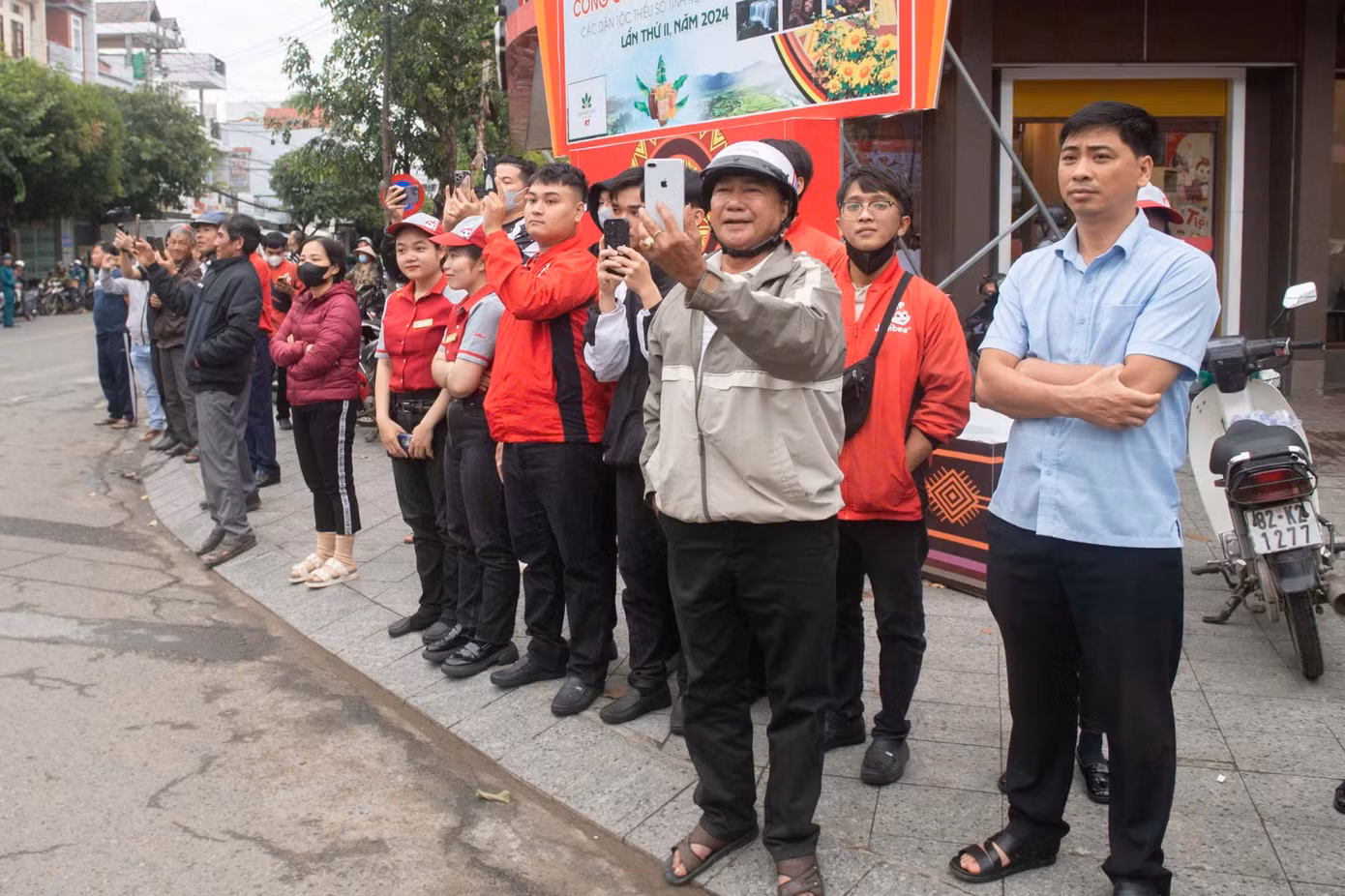 Du khách trong và ngoài nước tỏ ra thích thú khi chứng kiến lễ diễu hành của đồng bào dân tộc thiểu số tại tỉnh Kon Tum.