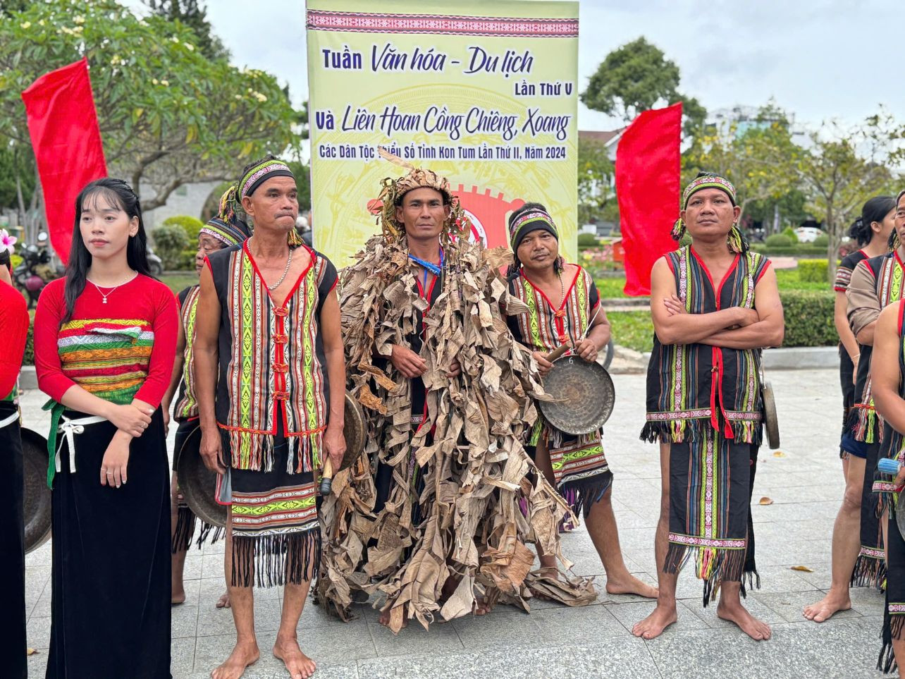 Một số trang phục lễ hội độc đáo từ lá cây.