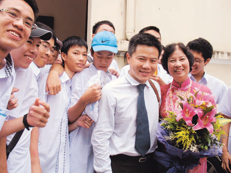 GS Ngô Bảo Châu với cô giáo dạy văn Đặng Thanh Hoa