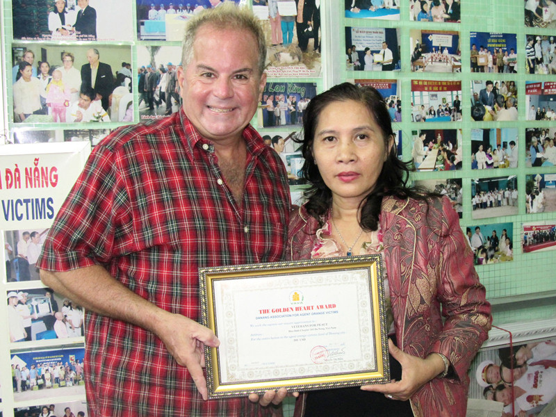 Chuck Palazzo được chị Nguyễn Thị Hiền trao tặng danh hiệu tấm lòng vàng