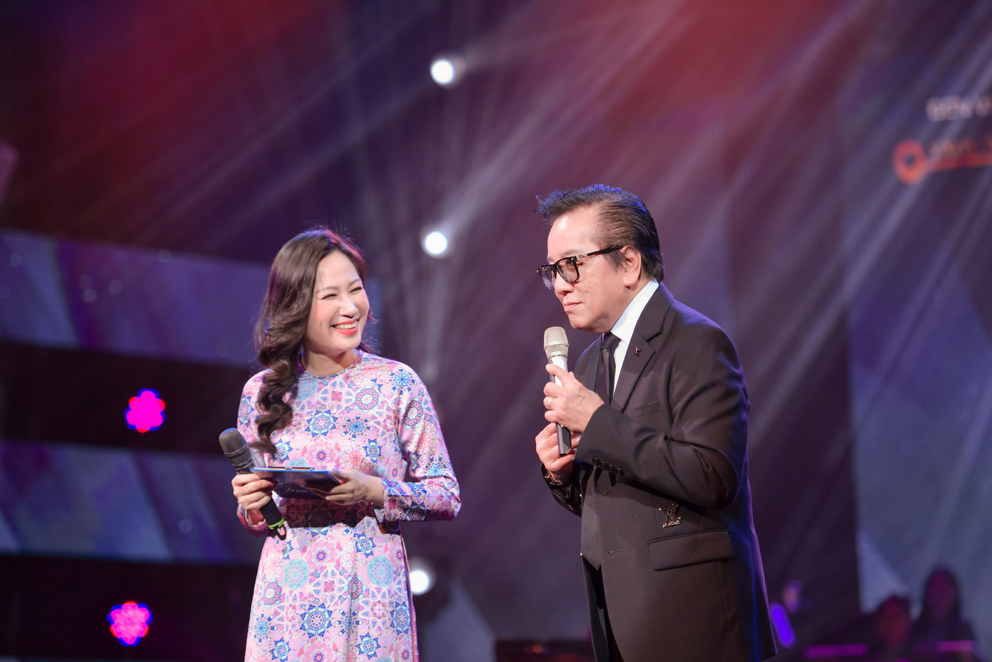 Elvis Phương tung hứng trong đêm nhạc Mắt biếc. Ảnh: BTC