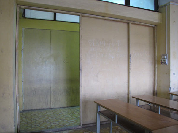 Phòng học ghép bằng gỗ ép tại cơ sở 20 Tôn Thất Tùng của trường Đại học dân lập Đông Đô. Ảnh: Trường Phong