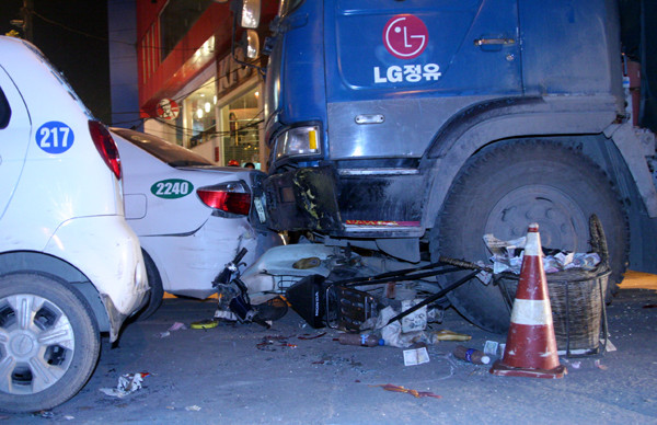 Chiếc xe máy xấu số bị cuốn vào gầm tối 30-3 trên đường Láng