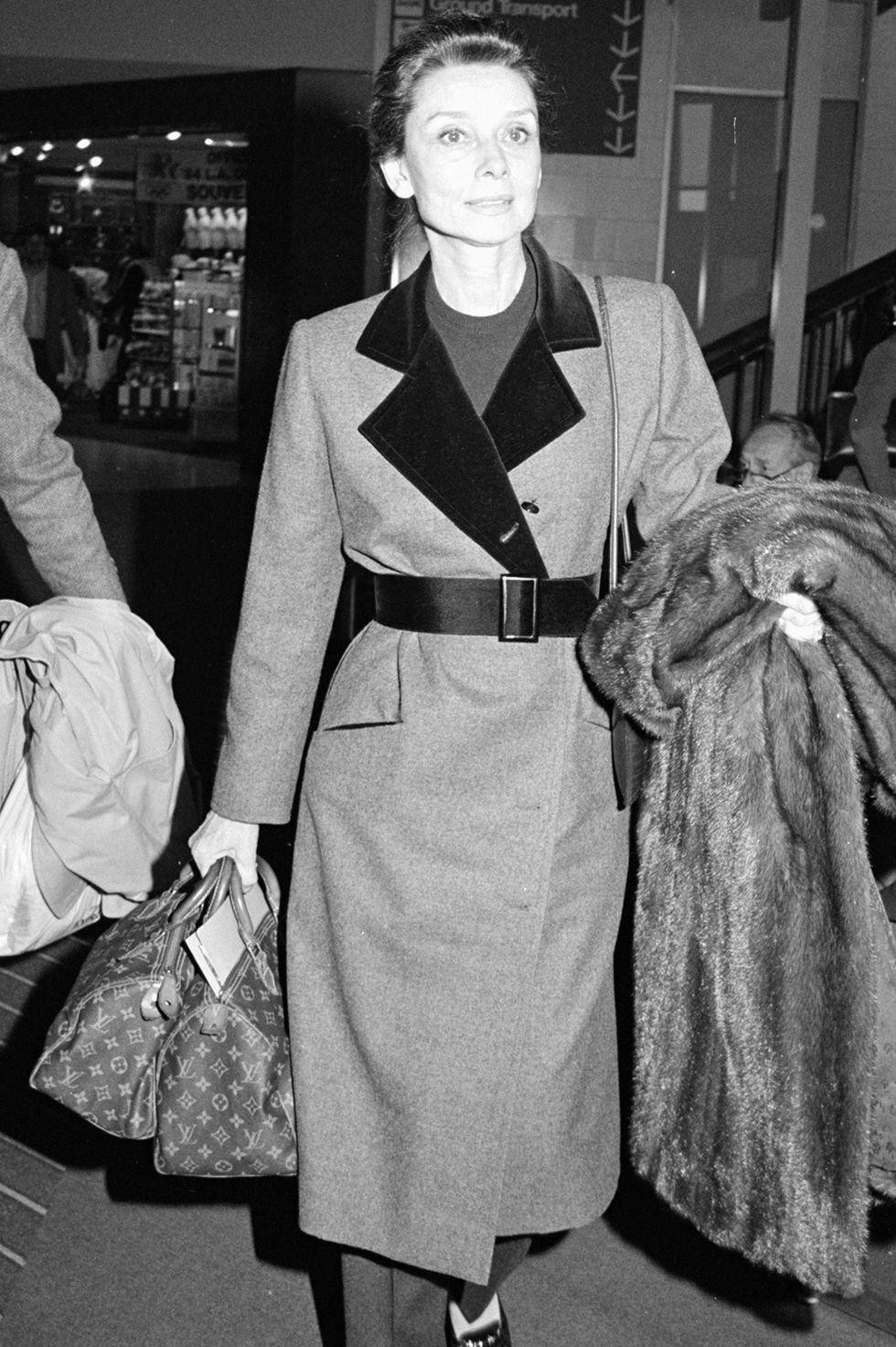 Mẫu túi Louis Vuitton Carry-Ons thường xuất hiện cùng những người nổi tiếng ở sân bay.