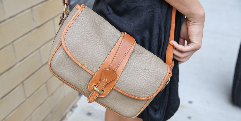 Dooney &amp; Bourke nổi tiếng nhất chính là chiếc túi đeo chéo phối màu be và nâu này.