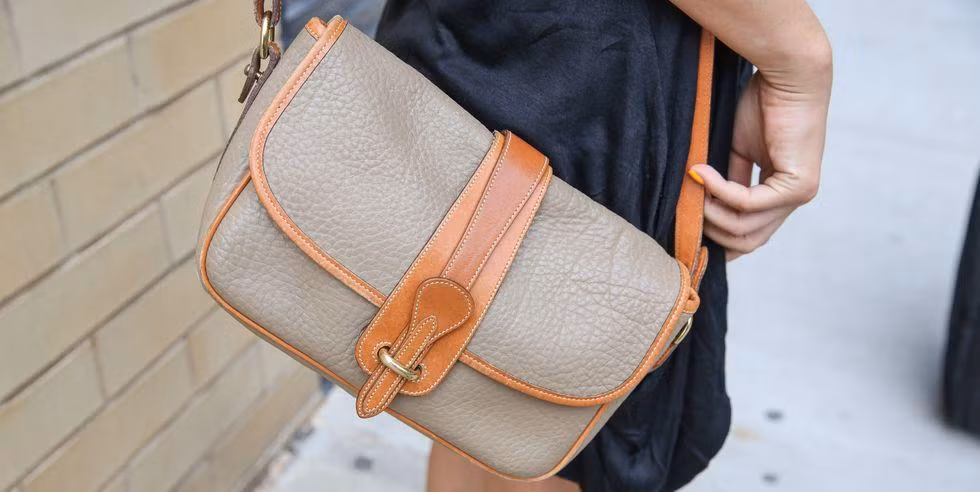 Dooney &amp; Bourke nổi tiếng nhất chính là chiếc túi đeo chéo phối màu be và nâu này.