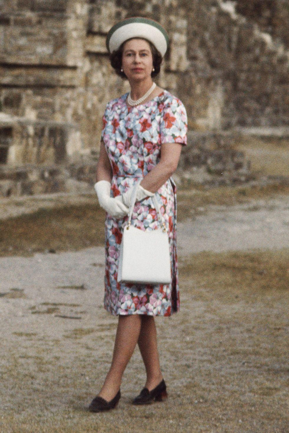 Vào năm 1975, Nữ hoàng Anh thường được bắt gặp với chiếc túi này.