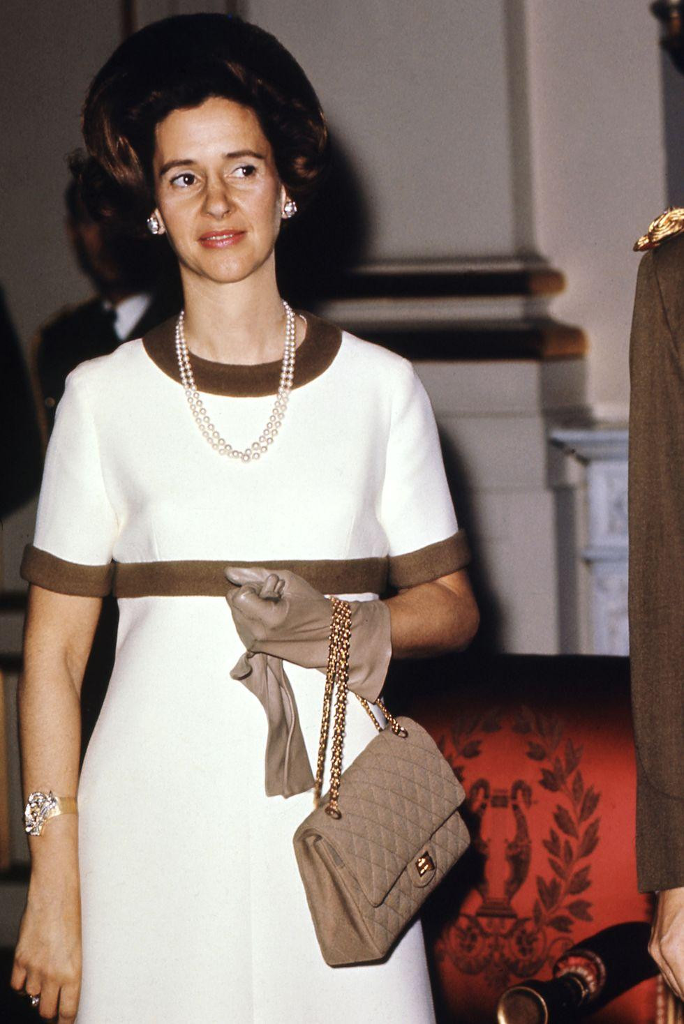 Không chỉ Chanel mà cả những chiếc túi màu trung tính khác luôn được yêu mến.