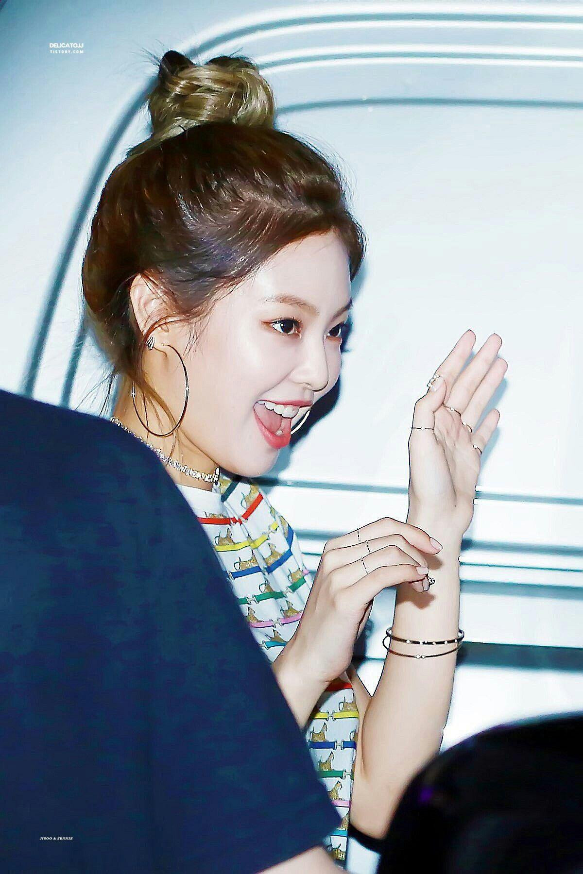 Khi bạn muốn trông nữ tính ngay lập tức thì chỉ cần xoắn tóc và búi lên. Khi bạn muốn trông nữ tính ngay lập tức thì chỉ cần xoắn tóc và búi lên.