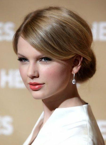 Tóc búi thấp giúp bạn trông nhẹ nhàng như Taylor Swift. Tóc búi thấp giúp bạn trông nhẹ nhàng như Taylor Swift.