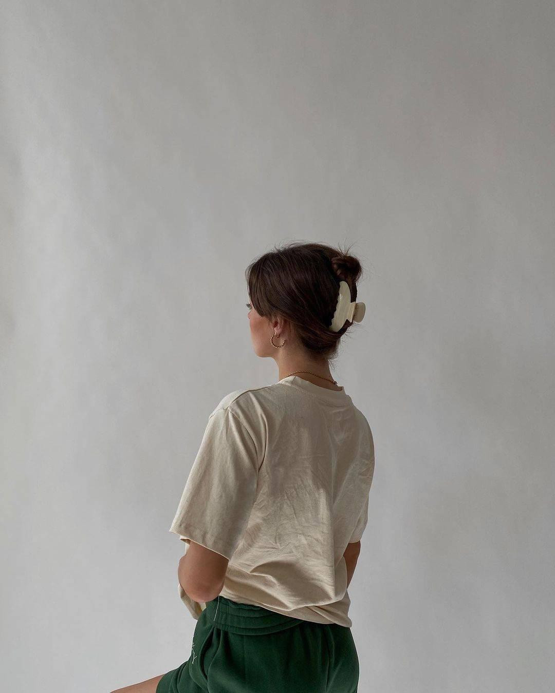 Kết hợp tóc kẹp càng cua và trang phục smart casual, nhìn là biết ngay một cô gái thời đại!