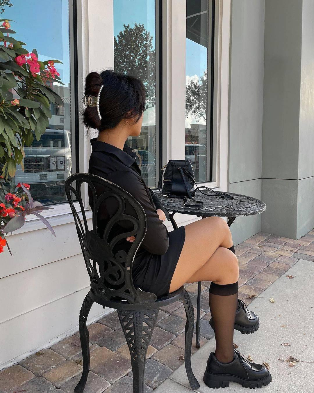 Kiểu đính ngọc trai, chất liệu kim loại xịn xò dành cho những ngày cuối tuần xuống phố.