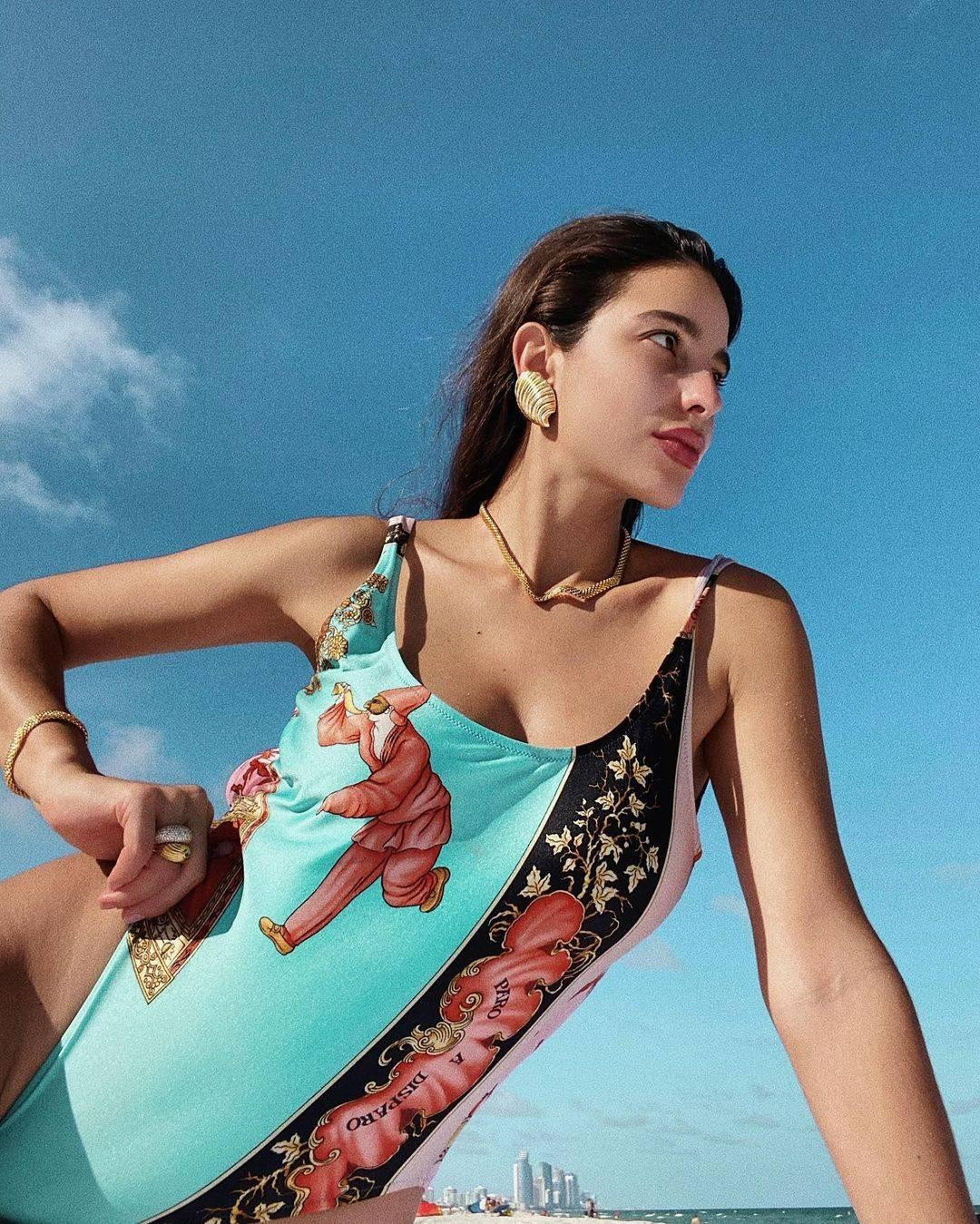 Đây chính là dáng hoa tai cổ điển bỗng cực hot trở lại.