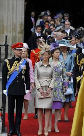 Với Phương Tây, đặc biệt là người Anh, đám cưới là dịp để ăn mặc long trọng với trang phục có kết hợp mũ.