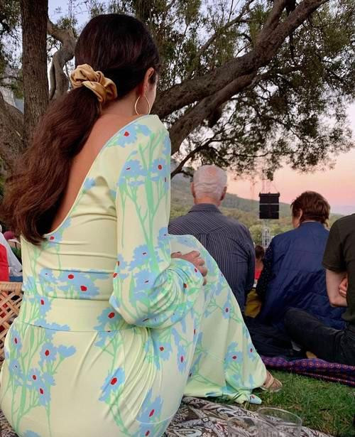 Cột tóc với scrunchie lớn trông vừa sang vừa retro. Cột tóc với scrunchie lớn trông vừa sang vừa retro.